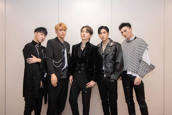 「五堅情」左起賴晏駒、陳零九、邱鋒澤、婁峻碩與黃偉晉今晚登上高雄巨蛋開唱。（滾石唱片提供）