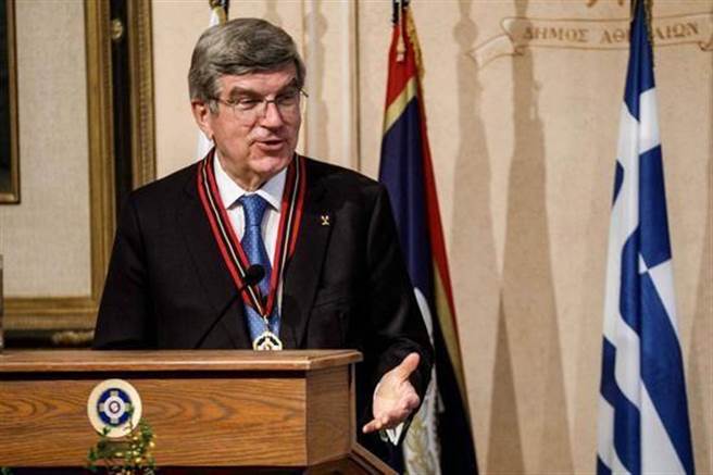 IOC主席巴赫将奥林匹克杯授予陆人民：感谢对北京冬奥贡献。（北京日报资料照）