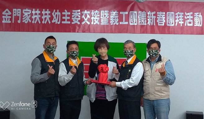 金门家扶中心扶幼委员会卸任主委李根远（左二）、新任主委杨肃谦（右二）今天晚上交接。2名副主委黄聿标（右一）及许燕辉（左一）也走马上任。中为主持监交授证仪式的家扶基金会社会资源处长林秀凤。（金门家扶提供）