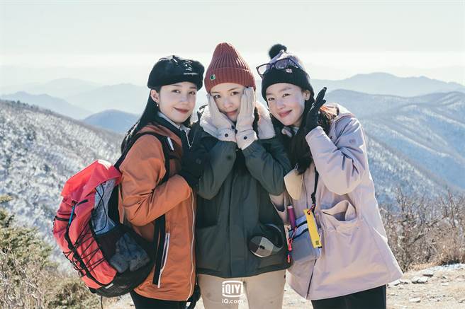 郑恩地（左起）、李善彬、韩善伙一起登山去。（爱奇艺国际站提供）