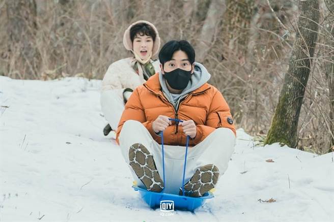 崔始源作客《山友都市女人们》当嘉宾。（爱奇艺国际站提供）