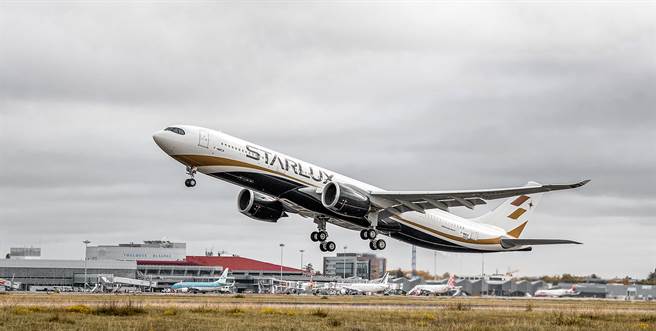 台湾唯一的空中巴士A330neo广体客机19日在寒风细雨中抵达桃园机场。图为A330neo新机从法国土鲁斯起飞返台。（星宇航空提供）
