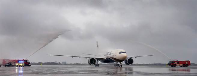 台湾唯一的空中巴士A330neo广体客机19日在寒风细雨中抵达桃园机场，预计今年5月开始投入营运。A330neo抵达桃园机场后，机场派出消防车以洒水礼迎接新机。（范扬光摄）