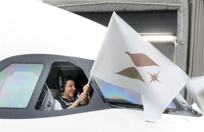 台湾唯一的空中巴士A330neo广体客机19日在寒风细雨中抵达桃园机场，预计今年5月开始投入营运。新机停妥机坪后，机师兴奋地挥舞星宇旗帜。（范扬光摄）