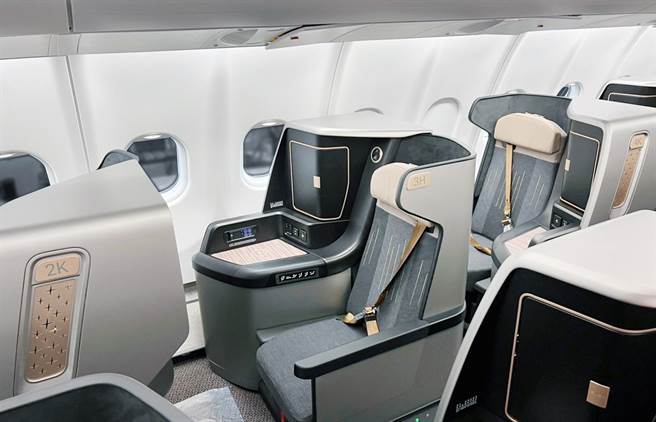 台湾唯一的空中巴士A330neo广体客机19日在寒风细雨中抵达桃园机场，预计今年5月开始投入营运。图为A330neo商务舱的全平躺式座位。（星宇航空提供）