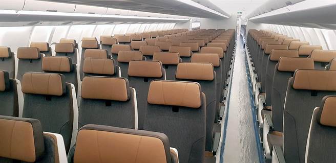 台湾唯一的空中巴士A330neo广体客机19日在寒风细雨中抵达桃园机场，预计今年5月开始投入营运。图为A330neo内配备德国RECARO座椅的经济舱。（星宇航空提供）