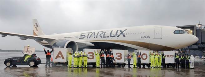 台湾唯一的空中巴士A330neo广体客机19日在寒风细雨中抵达桃园机场，预计今年5月开始投入营运。新机停妥机坪后，机务人员开心地与飞机合影留念。（范扬光摄）