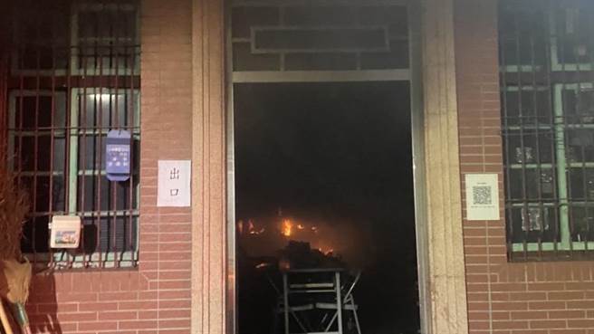 台南市东山顶窝永威灵殿前殿旁的储藏室，今天晚间7点半左右冒出火烟。（读者提供／张毓翎台南传真）