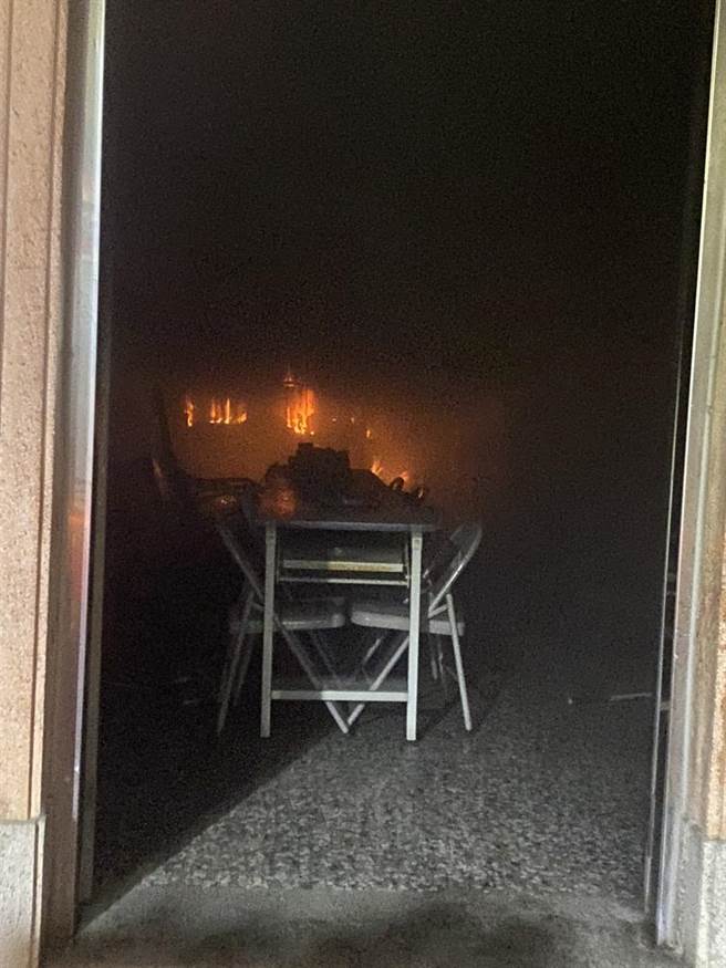 台南市东山顶窝永威灵殿前殿旁的储藏室，今天晚间7点半左右冒出火烟。（读者提供／张毓翎台南传真）