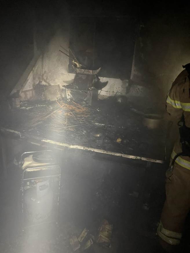 火势于晚间7点46分扑灭，所幸未延烧到其他地方，只有里面堆放线香处起火。（读者提供／张毓翎台南传真）