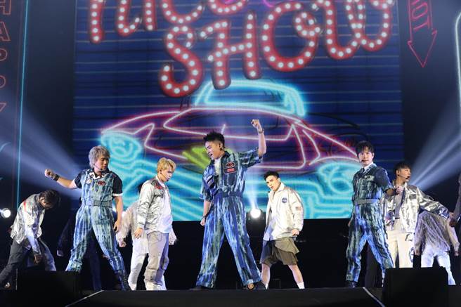 五坚情首登高雄巨蛋开唱，邀请5566当嘉宾合唱〈我难过〉。（滚石唱片提供）