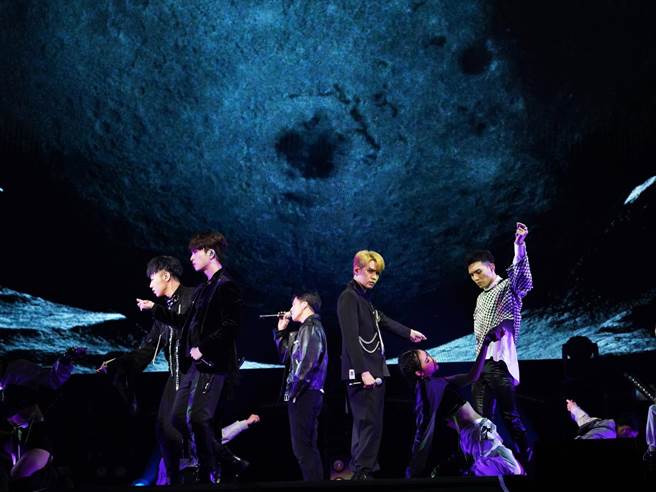 五坚情成军两年多首度攻蛋，又唱又跳开场炒热气氛。（滚石唱片提供）