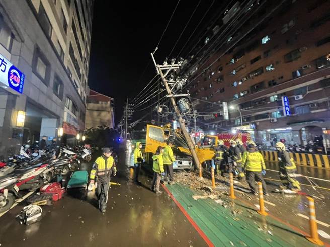 大貨車疑因天雨路滑自撞電桿。（民眾提供）
