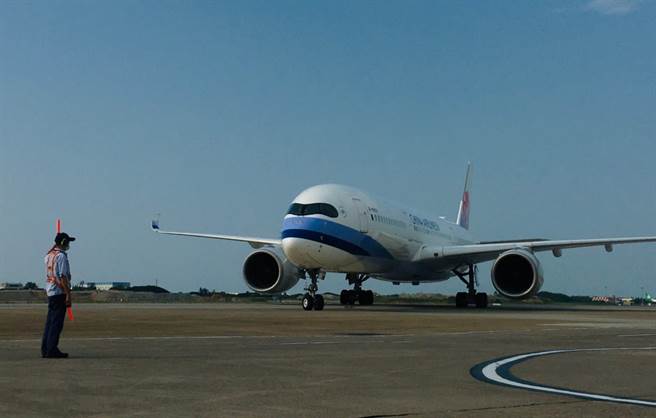 航空公司维修员近来面临科技业挖脚，爆出400人离职跳槽。(示意图／范扬光摄)