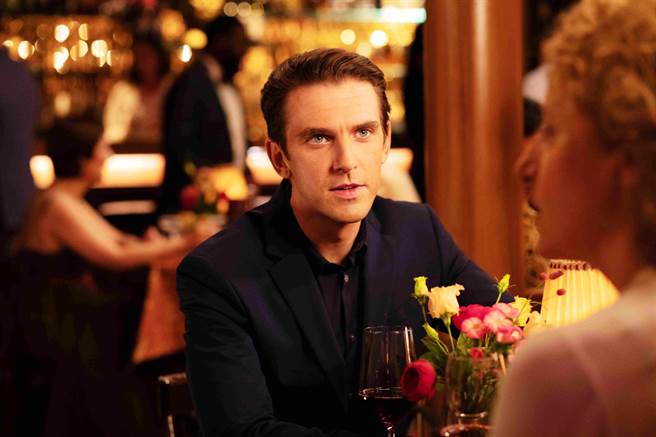 丹史蒂文斯在《我是你的完美男友》中撩妹金句频发。（海鹏影业提供）