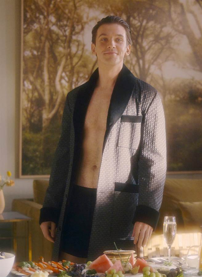 丹史蒂文斯在《我是你的完美男友》中被塑造成「93％女人梦想中的男友」。（海鹏影业提供）