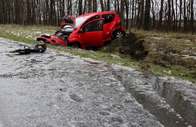 德境内各处陆、海、空交通大停摆，街上行人被树压垮，还有工地的起重机被大风吹翻。 (图/路透社) 