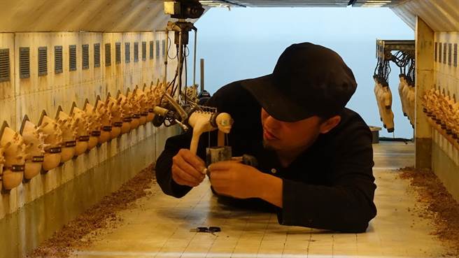 导演堀贵秀吐露制作心声，坦言情感难用「后制」呈现。（捷杰电影提供）