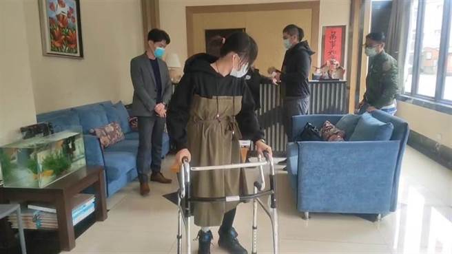 失去右腿的王女，控诉公司态度恶劣，老板娘甚至开口说「截肢而已不严重啦，装义肢就能走了」，让她相当崩溃。(图／读者提供)