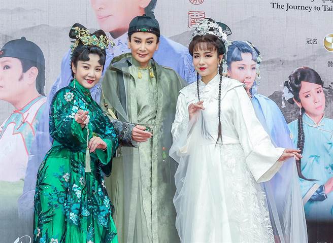 陈亚兰（中）与林佩仪（左）、陈怡真为戏造势。粘耿豪摄 