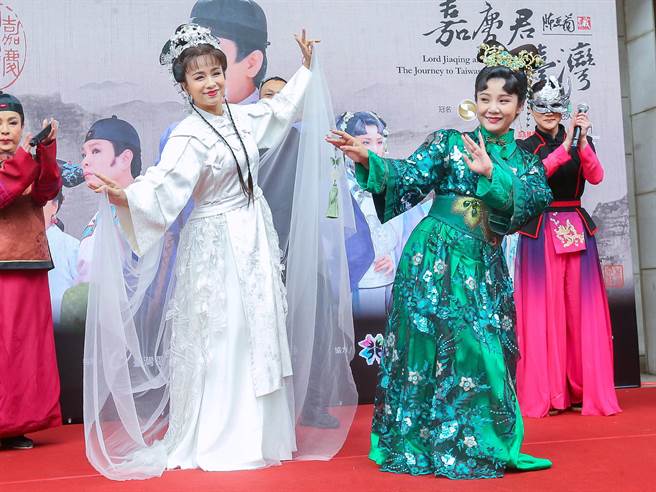 林佩仪（右）、陈怡真为戏造势。粘耿豪摄 