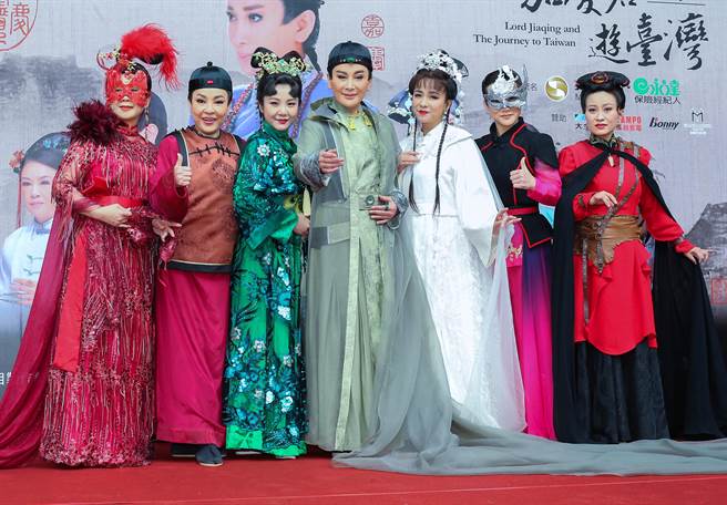 陈亚兰与演员群。粘耿豪摄