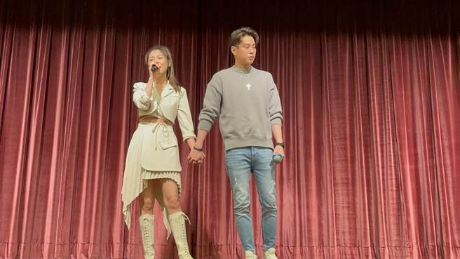 白家綺（左）與吳東諺合唱。精實文創提供