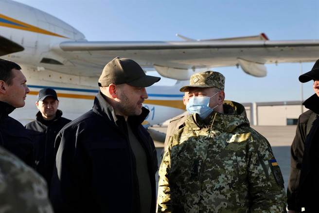 (左)乌克兰内政部长莫纳斯提尔斯基（Denys Monastyrsky）。(图/乌克兰内政部官网)