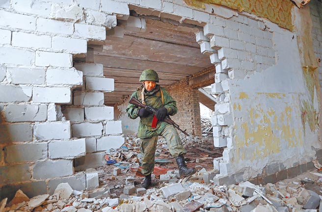 乌俄局势逐渐紧张，乌克兰东部17日传出战火，炮火甚至击中卢甘斯克地区一间幼稚园。图／路透