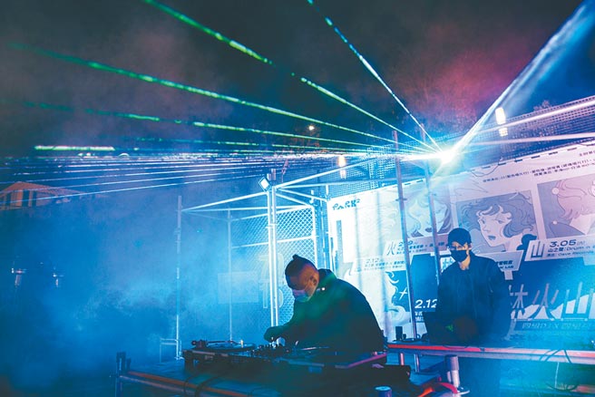 以「風、林、火、山」四種自然為主題，每周六晚上，來PARK2體驗屬於大人的夜生活。圖／PARK2草悟廣場提供