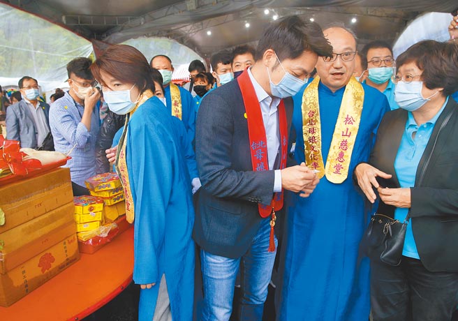 台北市副市長黃珊珊（左）「豬頭說」惹議，立委蔣萬安（中）指勿人身攻擊，藍白合漸行漸遠。圖為去年蔣萬安與黃珊珊在松山慈惠堂活動中無互動。（本報資料照片）