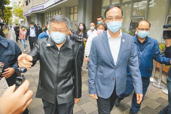 年底选战在野党是是否为「蓝白合作」备受关注。图为国民党主席朱立伦（右）与台北市长柯文哲（左）去年12月出席「银光守护贴」公益活动。（本报资料照片）