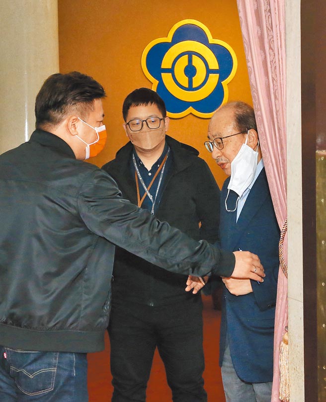 立法院民进党团总召柯建铭（右）18日出席立院党团协商，讨论第十届第五会期开议日期，会议开始前和民眾党团总召邱臣远（左）交换意见。（赵双杰摄）