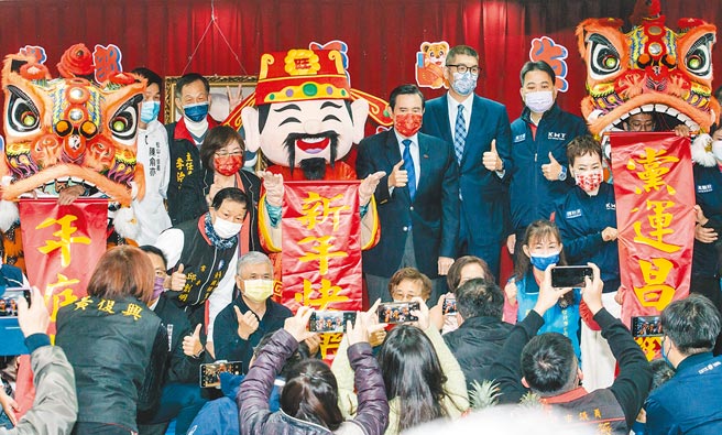 前总统马英九（后中）18日出席国民党台北市党部111年新春团拜，与国民党副主席连胜文及党内同志合影。（郭吉铨摄）