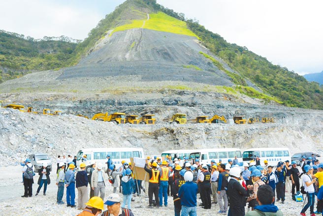 《矿业法》修法草案6大重点修正，删除「霸王条款」，业者以后开採须先取得土地所有权人同意、过去未曾做环评业者，需在3到5年内补办。图为花莲亚泥新城山矿业权展延20年，引发争议。（本报资料照片）