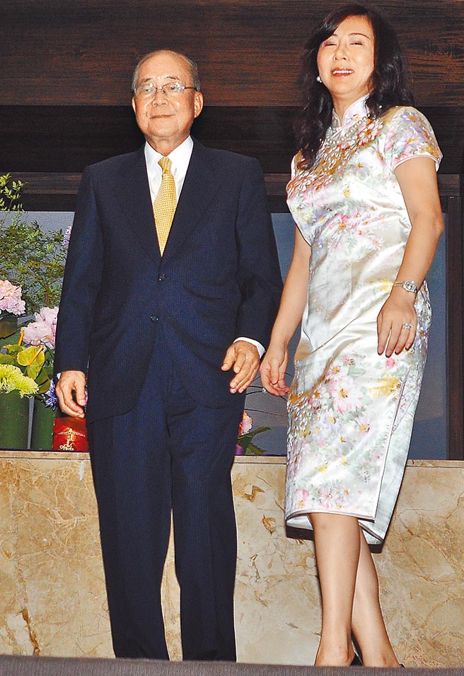 前行政院長徐立德（左）2013年梅開二度，與小他35歲的陳怡伶（右）結婚，二人後來婚變，打了近6年官司，終於離婚。（本報資料照片）