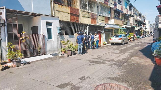 王姓男子持枪逃到空屋民宅，警方一面谈判，一面荷枪实弹将门口包围。（程炳璋摄）