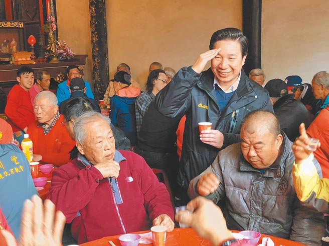 陈福海是否再战金门县长，成为乡亲热议的话题。（李金生摄）