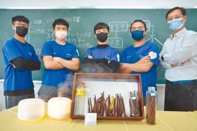 香荚兰成空包弹，屏东佳冬高农将危机化为转机，师生把果荚萃取成露、制成芬香，不仅降低减产损失，也开创市场新可能。（谢佳潾摄）