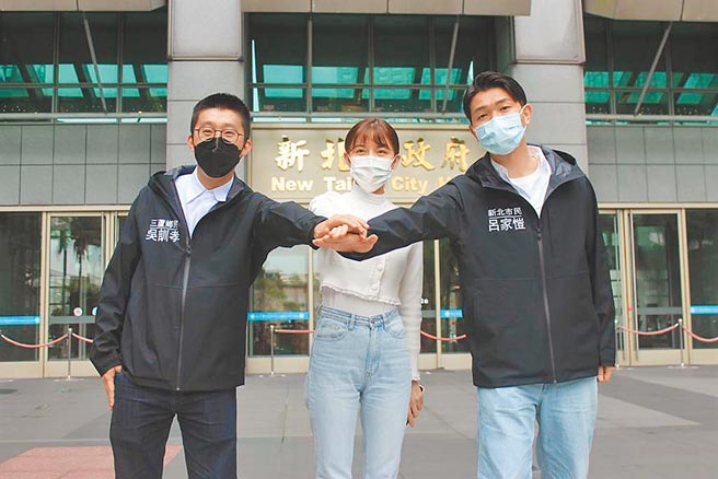 被外界视为「侯家军」的前新北市府副发言人戴湘仪、吕家恺及前市长室秘书吴训孝近期请辞投入新北市议员选举，引起政坛关注。（陈慰慈摄）