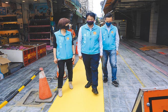 花莲市公正街因为有人气包子店以及不少名产店，是花莲市观光景点之一。但当地地砖止滑系数过低，市长魏嘉贤（中）偕主秘翁美华（左）、建设课长徐国城（右），到场视察铺面改善工程。（王志伟摄）