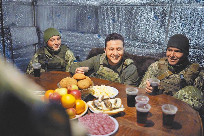 乌克兰总统泽伦斯基17日视察顿涅次克地区军队前线阵地，与军人共进晚餐。（摘自乌克兰总统府官网）