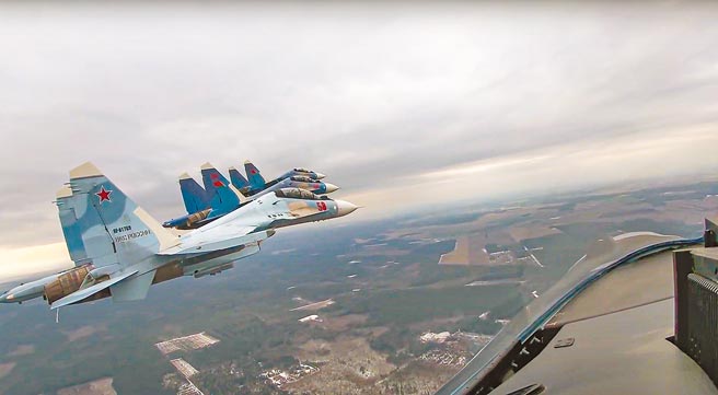 中国驻联合国大使张军表示，北约扩员才是俄乌情势紧张的根源问题。图为俄罗斯和白罗斯空军的Su-30战斗机17日联合军事演习。（摘自俄罗斯国防部官网）
