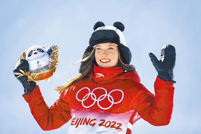 北京2022年冬奥自由式滑雪女子U型场地技巧决赛在张家口云顶滑雪公园举行，大陆队选手谷爱凌夺得此项目金牌。（新华社）