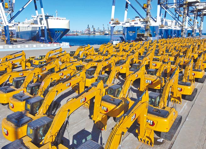 大陆财政部长刘昆要求今年要聚焦制造业高质量发展、中小微企业纾困、科技创新，实施新的更大力度减税降费。图为大陆工程机械在港口等待装船。（新华社）