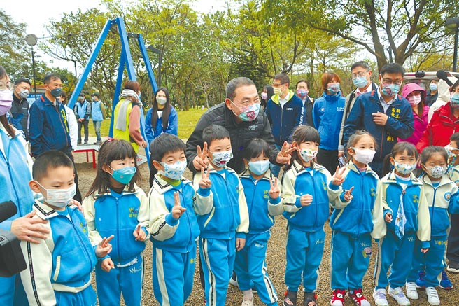 新北市首座森林主题的万坪公园昨日启用，游戏场设有鸟巢式秋千、森林攀爬架、摆盪大索等森林风格的主题设施。（蔡雯如摄）