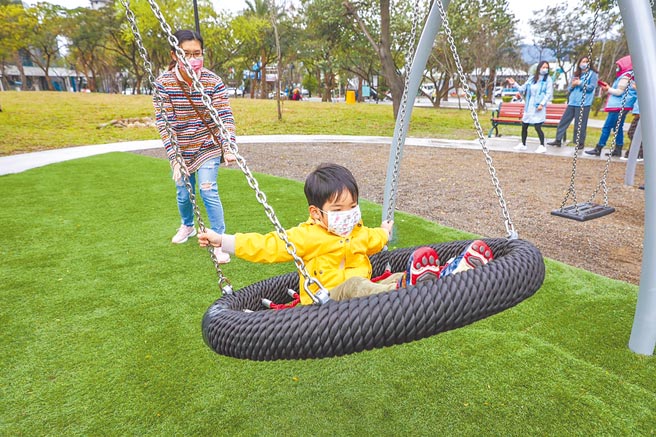 新北市首座森林主题的万坪公园昨日启用，游戏场设有鸟巢式秋千、森林攀爬架、摆盪大索等森林风格的主题设施。（蔡雯如摄）