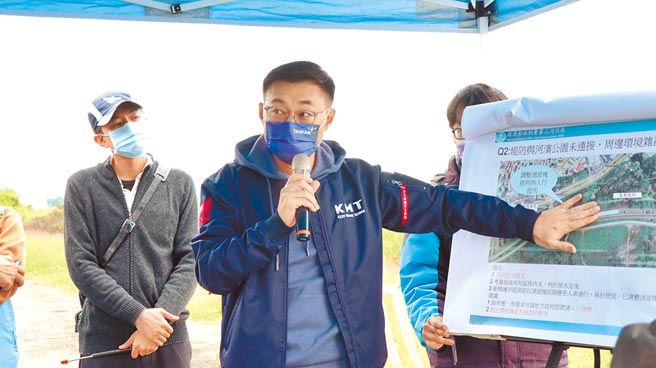 大甲溪东势大桥至龙安桥河道逐渐向右侵蚀，为防范汛期来袭并整治周边环境，立委江启臣18日会勘争取第三阶段堤防整治。（陈淑娥摄）