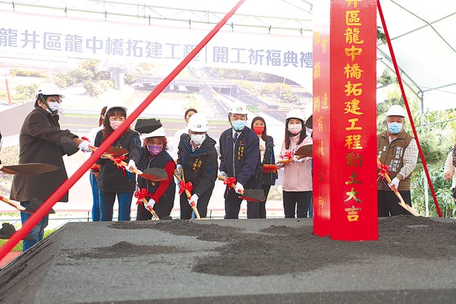 台中市龙井区龙中桥拓宽18日施工，盼提升学生通勤安全。（林欣仪摄）