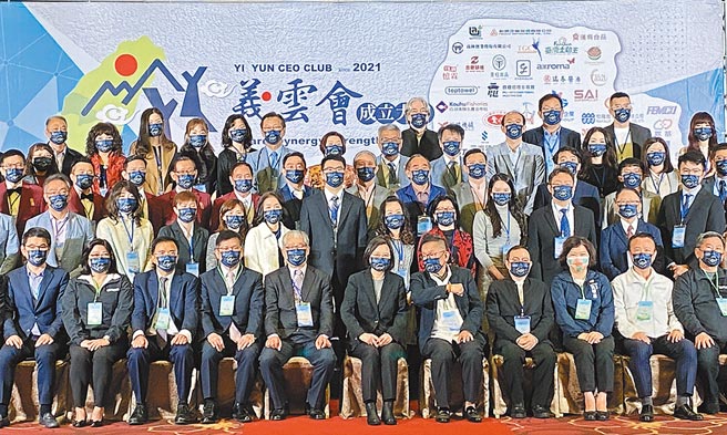 蔡英文总统（中）、嘉义市长黄敏惠（右三）、嘉义县长翁章梁（右二）及多位云嘉嘉民进党籍立委都出席「义云会」成立大会。（廖素慧摄）